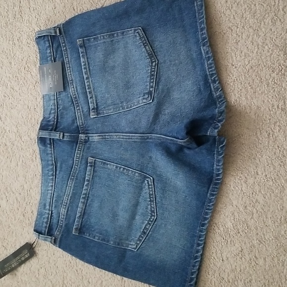 Banana Republic Classic Jean shorts size 29/8 in medium wash. - Picture 2 of 7